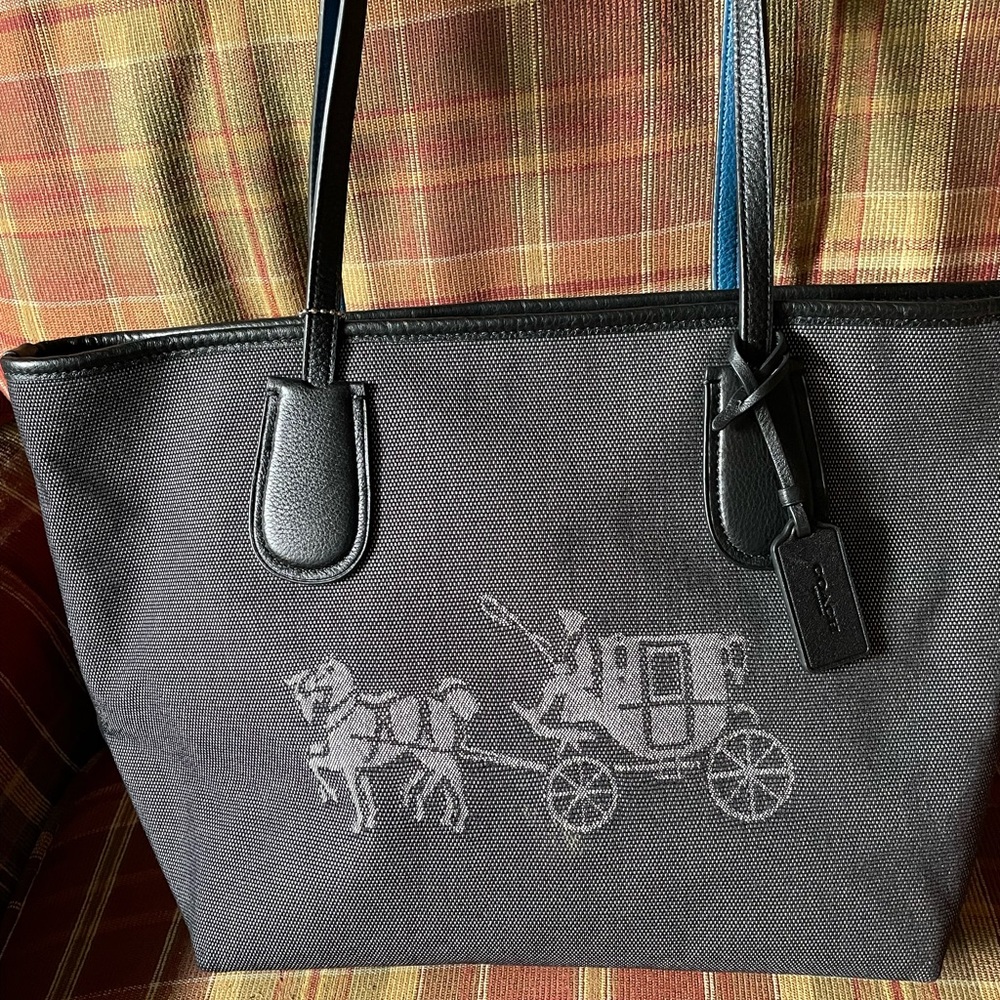 Beautiful Coach  like new condition tote bag!!!